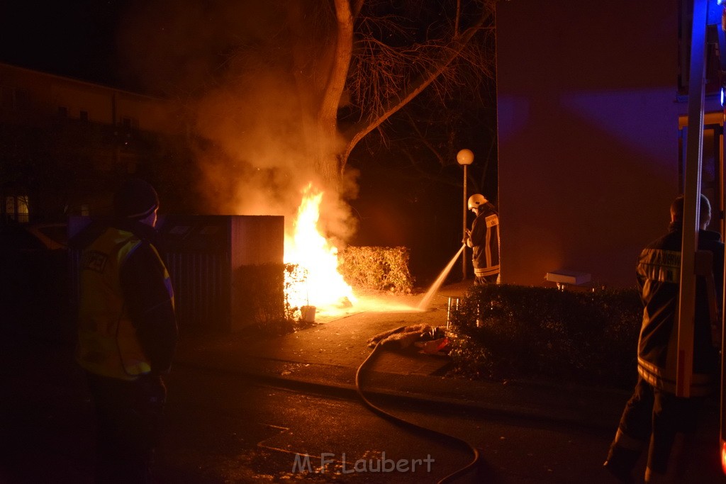 Mehrere Muell Sperrmuellbraende Köln Vingst Ansbacherstr P15.JPG - Miklos Laubert